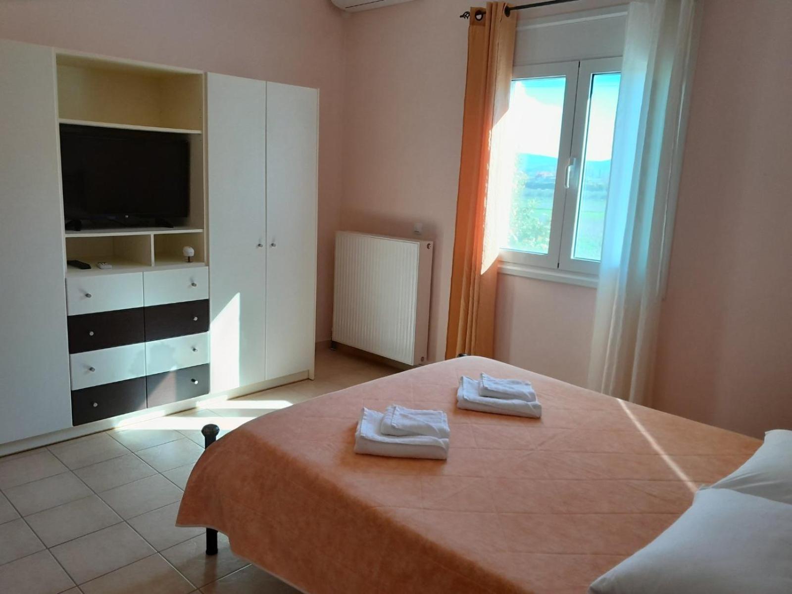 Omorfi Poli 120 Sqm Apartment Nafplio Bagian luar foto